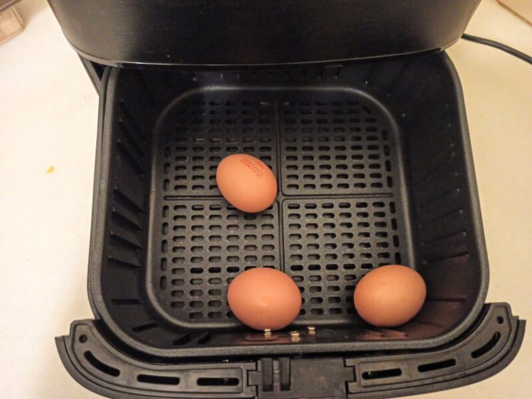 3 huevos duros en cesto de freidora de aire