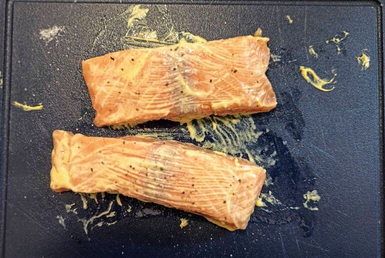 trozos de salmon pintados con mostaza para airfryer