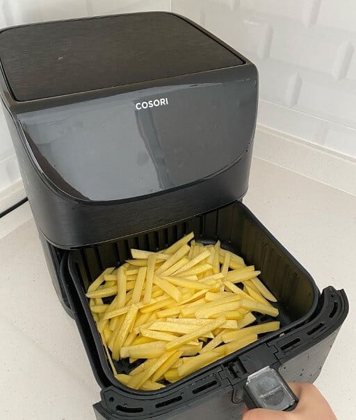 freidora de aire Cosori 5,5 litros cocinando patatas fritas